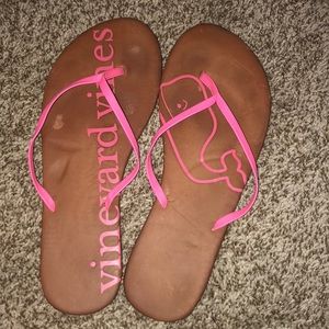 Vineyard vines flip flops